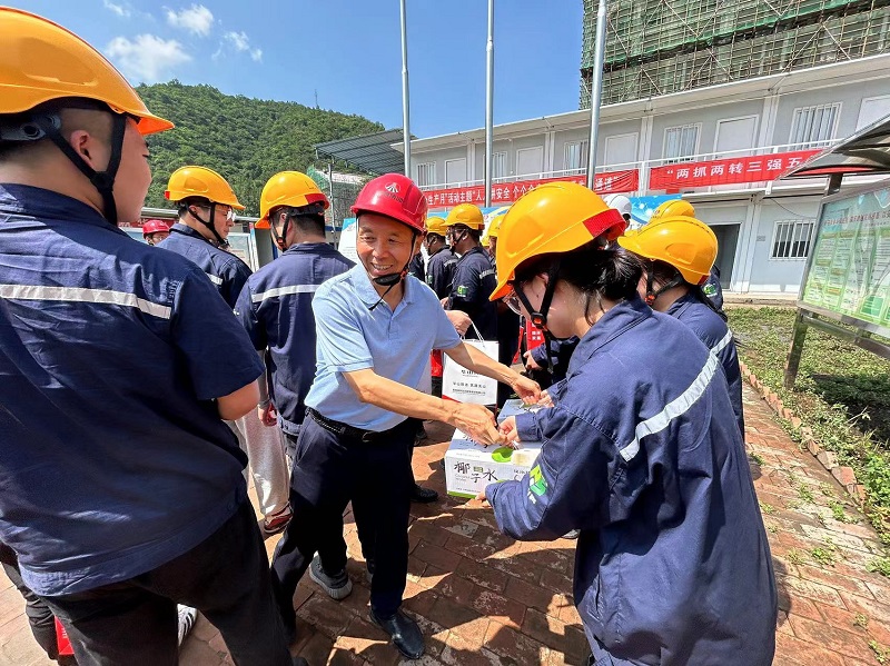 三伏送清涼，高溫不服“暑”——王琦走進基層慰問一線職工并調(diào)研指導工作